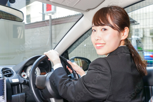 車で外回り営業をする女性 © maroke