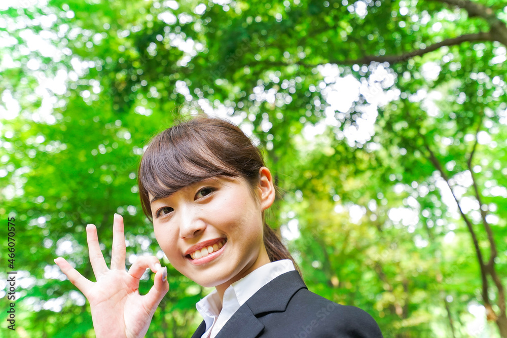 OKサインをする若いビジネスウーマン