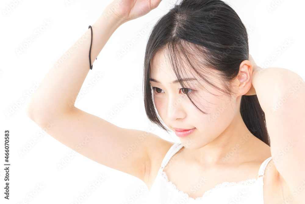 髪の毛をセットする若い女性 髪の毛をセットする若い女性