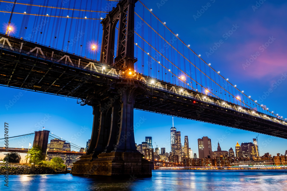 Fototapeta premium Manhattan Bridge with downtown Manhattan city skyline, cityscape of New York