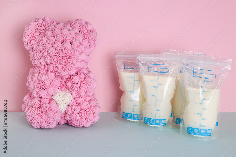 Foto de Bags with breast milk and bear toy of roses. Milk bank