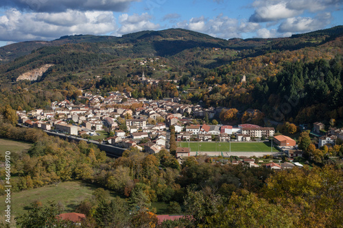 Vue panoramique de la petite ville de Lamastre bâtie dans la vallée du Doux au pied des montagnes d'Ardèche du nord © Hervé Rouveure