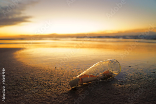 海岸に漂着した手紙の入ったガラス瓶