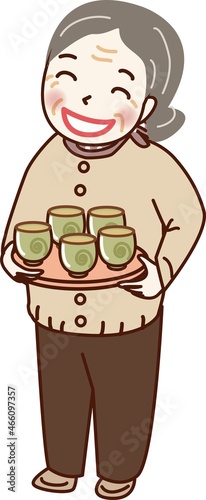 お茶を運ぶ高齢の女性。