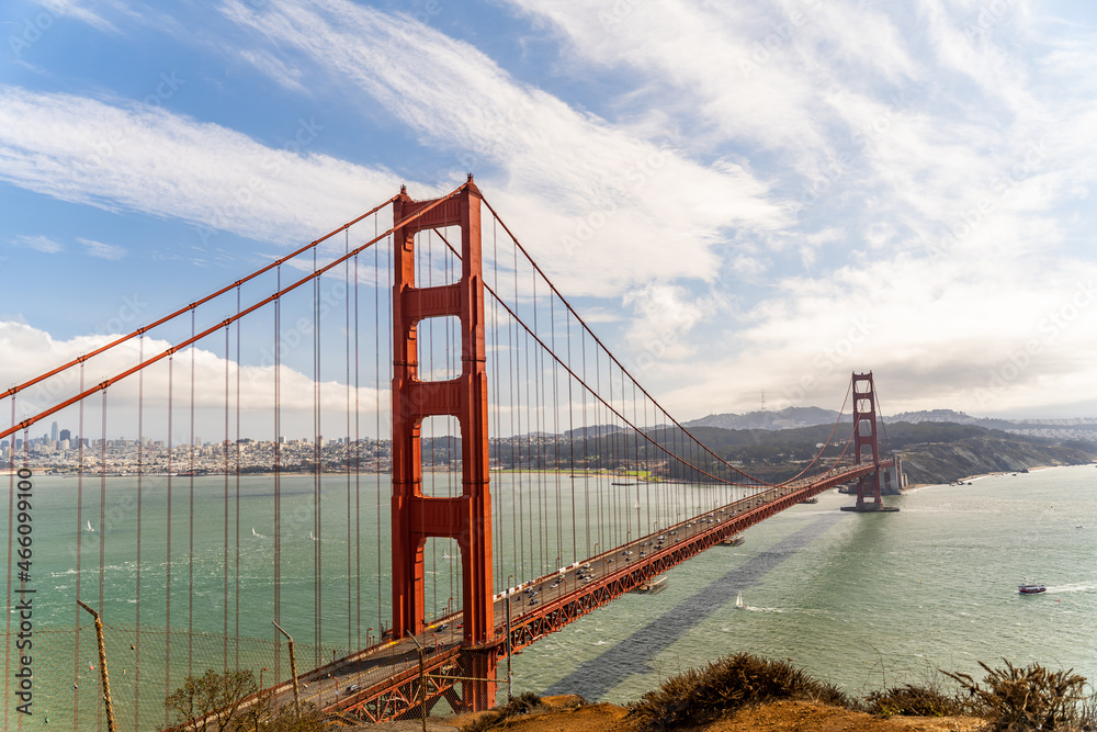 Fototapeta premium Scenic view of the Golden Gate Bridge in San Francisco.