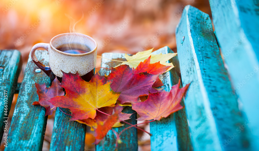 filiżanka kawy w jesienny poranek, kawa o poranku i kolorowe jesienne liście, herbata na tarasie	 - obrazy, fototapety, plakaty 