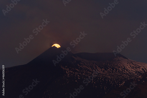 Tramonto di luna piena sul nuovo cratere sommitale dell'Etna