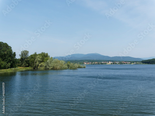 Le lac et le village de Michelbach en Alsace dans le Haut-Rhin entouré de la réserve naturelle dominée par les massifs les Vosgiens