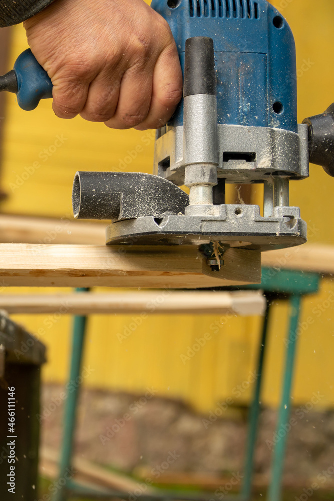 Processing the edge of the board with a milling machine.