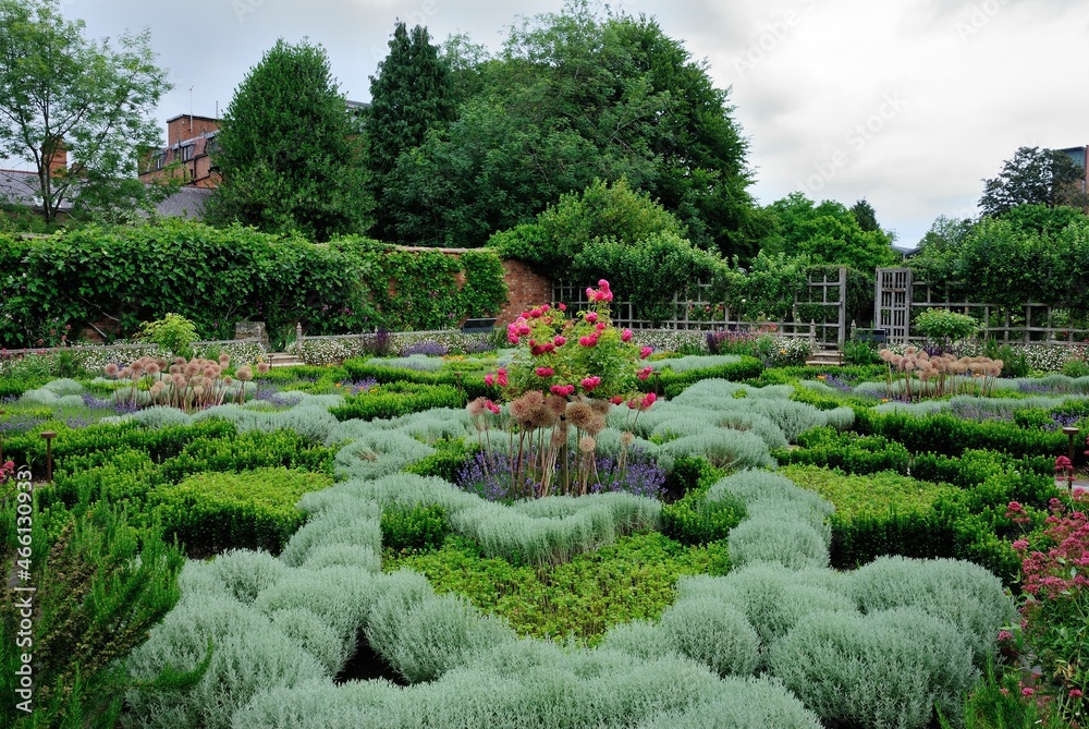 View of the Elizabethan Knot Garden between Chapel Street and Chapel Lane Stratford-upon-Avon, Warwickshire, England, UK View of the Elizabethan Knot Garden between Chapel Street and Chapel Lane Stratford-upon-Avon, Warwickshire, England, UK