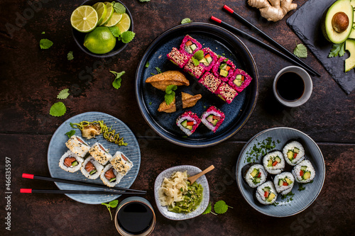 Leckere Auswahl an Sushi zum Genießen auf einem hölzernen Hintergrund.