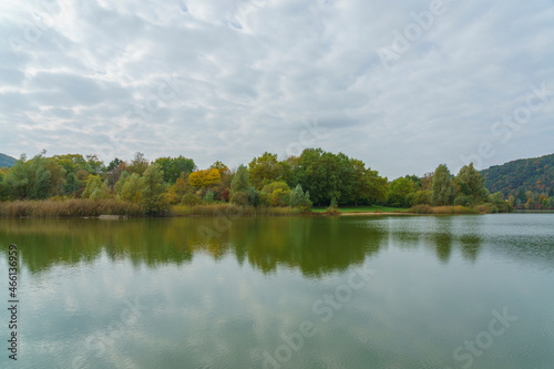 Ein See im Herbst