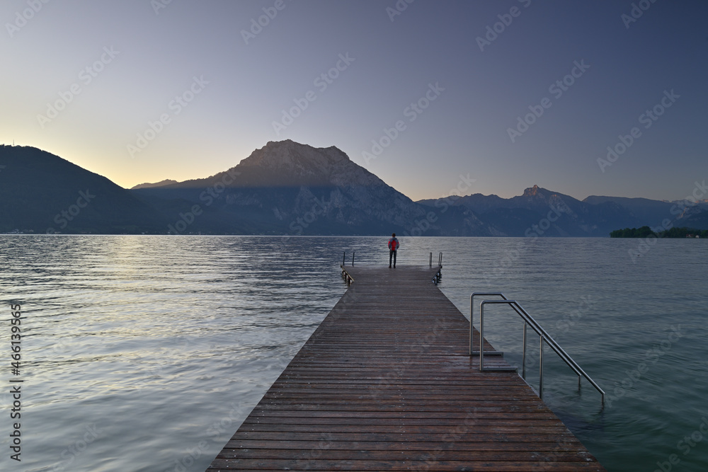Früh am Morgen auf einem Bootssteg an einem Bergsee