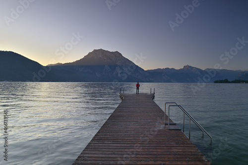 Früh am Morgen auf einem Bootssteg an einem Bergsee