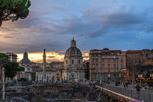 Roma: il viale dei Fori Imperiali ed il Colosseo. Duemila anni di storia in poche centinaia di metri