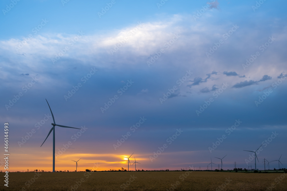 Obraz premium Wind turbines at dawn. Picturesque view of the wind power generator. Production of environmentally friendly energy.