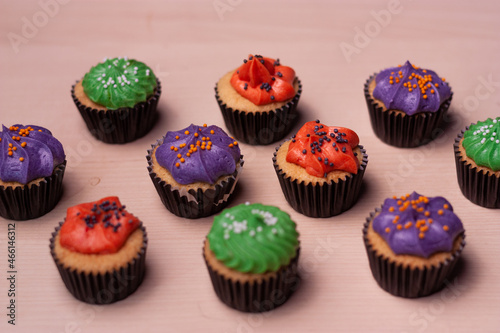 Cupcakes decorados para Halloween. Decoración con varios colores. Concepto comida terrorífica.
