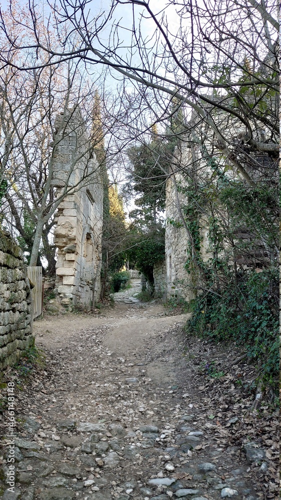 Fototapeta premium OPPEDE-LE-VIEUX (Luberon - Vaucluse)