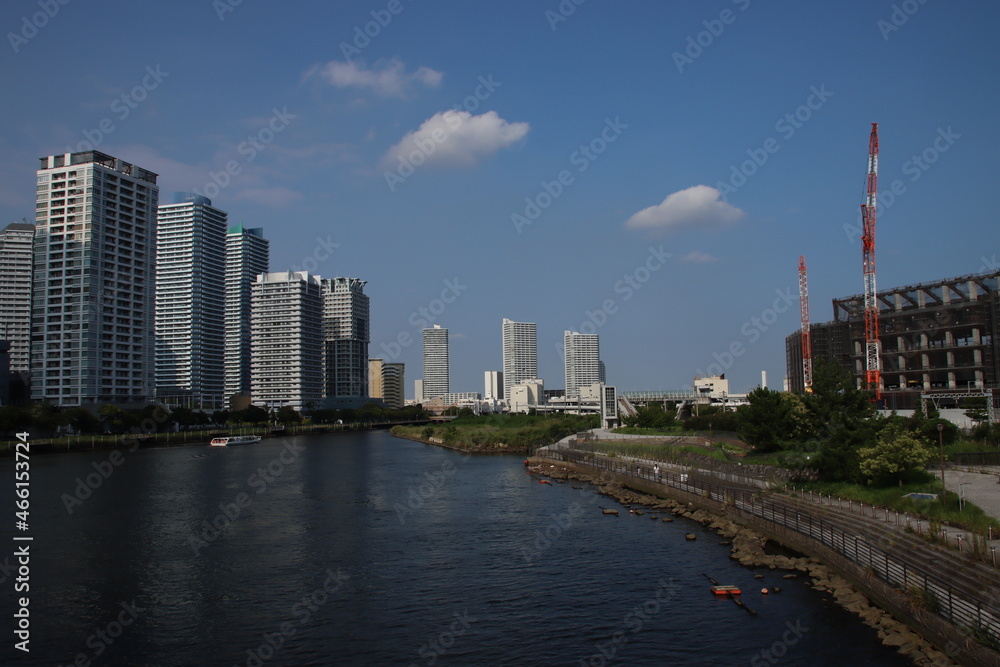 Obraz premium 横浜ポートサイドのビルと川と青空