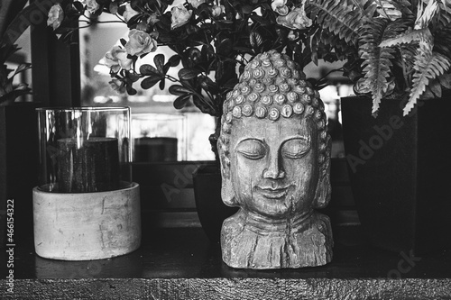Statue visage du bouddha en pierre - Décoration d'intérieur symbole zen et paix photo