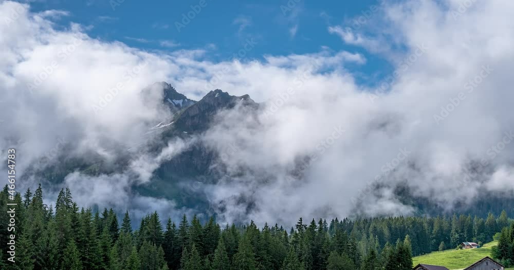 Paysage de montagne avec mouvement accéléré de nuages