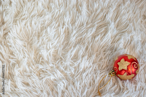 Fluffy, white rug with Christmas red balls