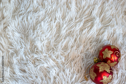 Fluffy, white rug with Christmas red balls