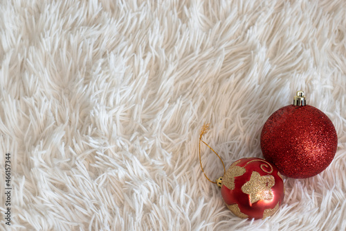 Fluffy, white rug with Christmas red balls