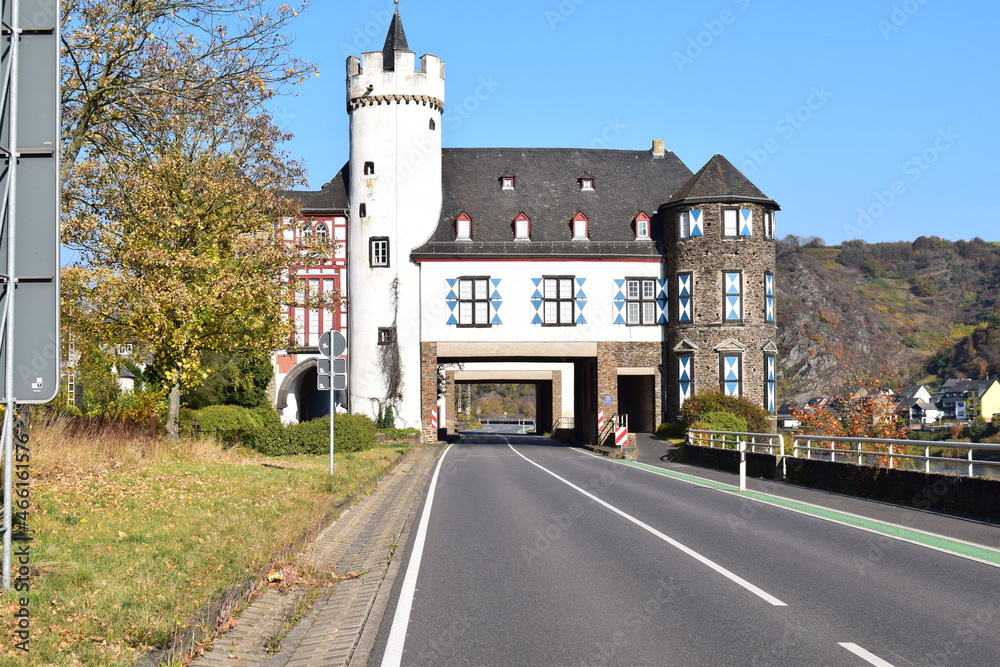 Durchfahrt der Hauptstraße durch die Oberburg Kobern-Gondorf - Westseite Durchfahrt der Hauptstraße durch die Oberburg Kobern-Gondorf - Westseite