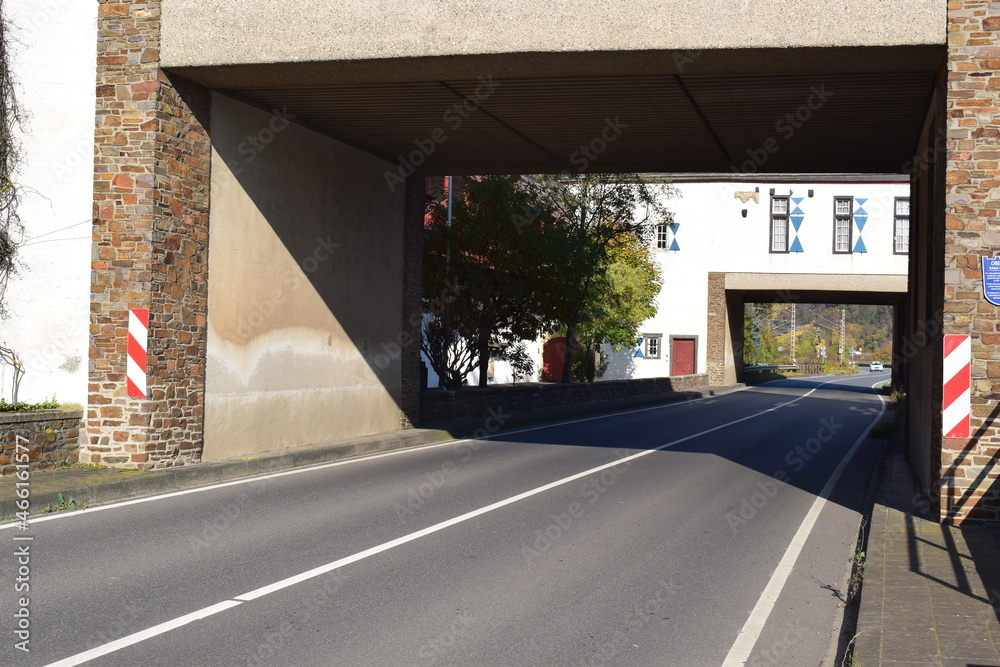 Durchfahrt der Hauptstraße durch die Oberburg Kobern-Gondorf - Mittelteil der Straße Durchfahrt der Hauptstraße durch die Oberburg Kobern-Gondorf - Mittelteil der Straße