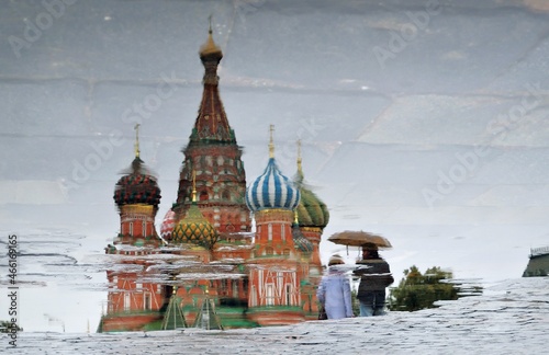 Obraz na płótnie St basil cathedral on the Red Square in Moscow. Abstract water reflection w salonie