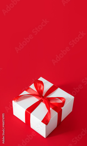 gift white box with red bow christmas background with place for text © Екатерина Клищевник