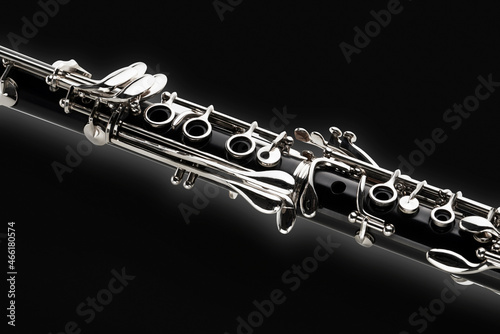 Chaves de clarinete visto na diagonal em fundo fundo preto
