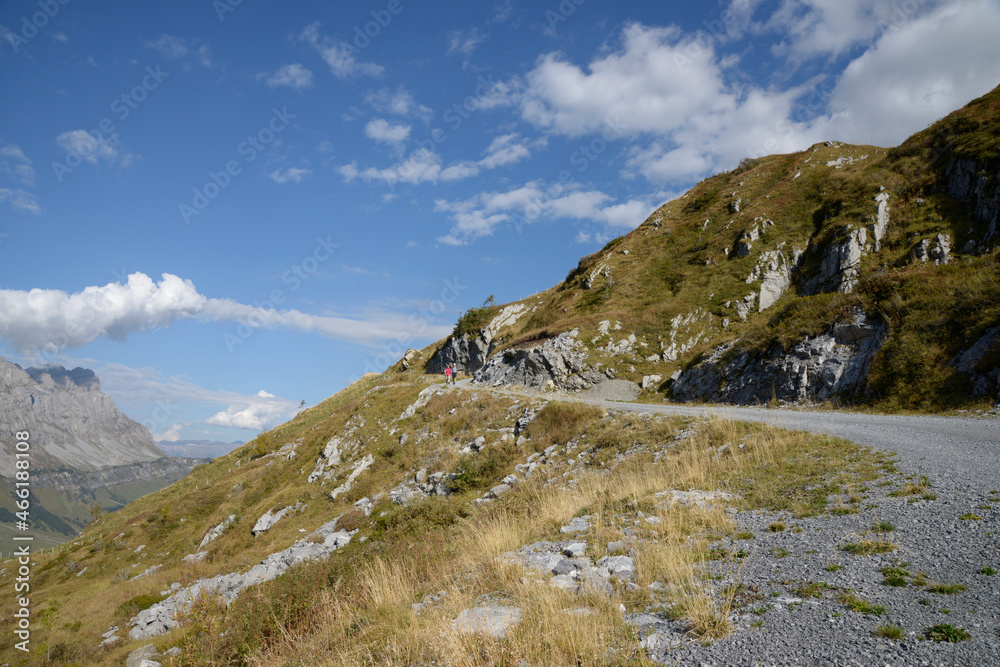 randonneurs sur un chemin de randonnée au dessus du Col du Klausen - Suisse randonneurs sur un chemin de randonnée au dessus du Col du Klausen - Suisse