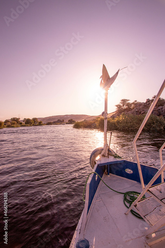Proa de in velero en el rio Nilo con la puesta de sol photo