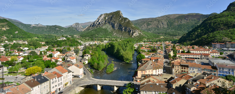 Panoramique plongée sur l'Ariège au coeur de Tarascon-sur-Ariège (09400), département de l'Ariège en région Occitanie, France