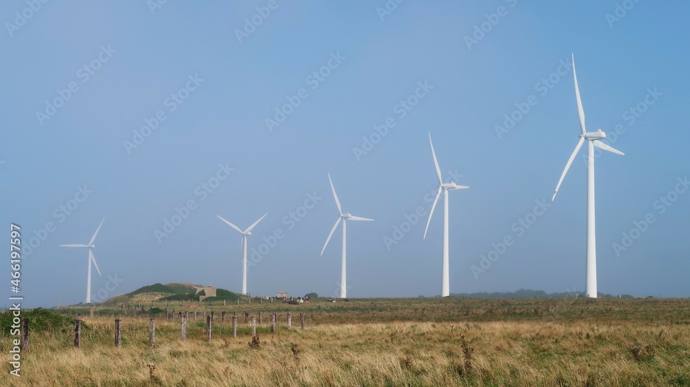 Parc éolien de cinq éoliennes, dans la campagne, à Fécamp en Seine-Maritime / Normandie (France) Parc éolien de cinq éoliennes, dans la campagne, à Fécamp en Seine-Maritime / Normandie (France)