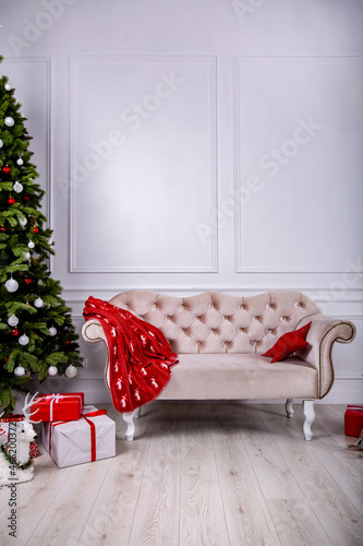 Biały pokój z choinką i dekoracjami świątecznymi