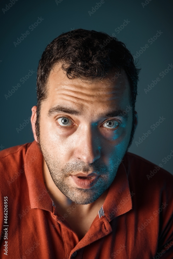 A tanned man in a medical mask. Lots of white pills. The coronavirus pandemic. Medicines in the man's hand. A tanned man in a medical mask. Lots of white pills. The coronavirus pandemic. Medicines in the man's hand.
