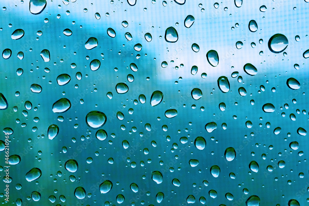Otoño y días de lluvia. Fondo abstracto de gotas de lluvia en la ventana.