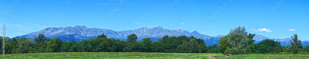 Fototapeta premium Panoramica sulle Alpi Biellesi dai campi del Maghetto presso Ponderano