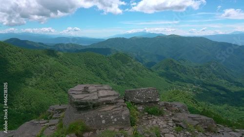 美ヶ原高原山頂付近から見える山々と青空に浮かぶ雲