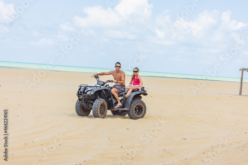 Dia feliz passeando de quadriciclo no litoral