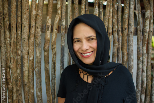 Mulher morena expressiva com lenço preto na cabeça photo