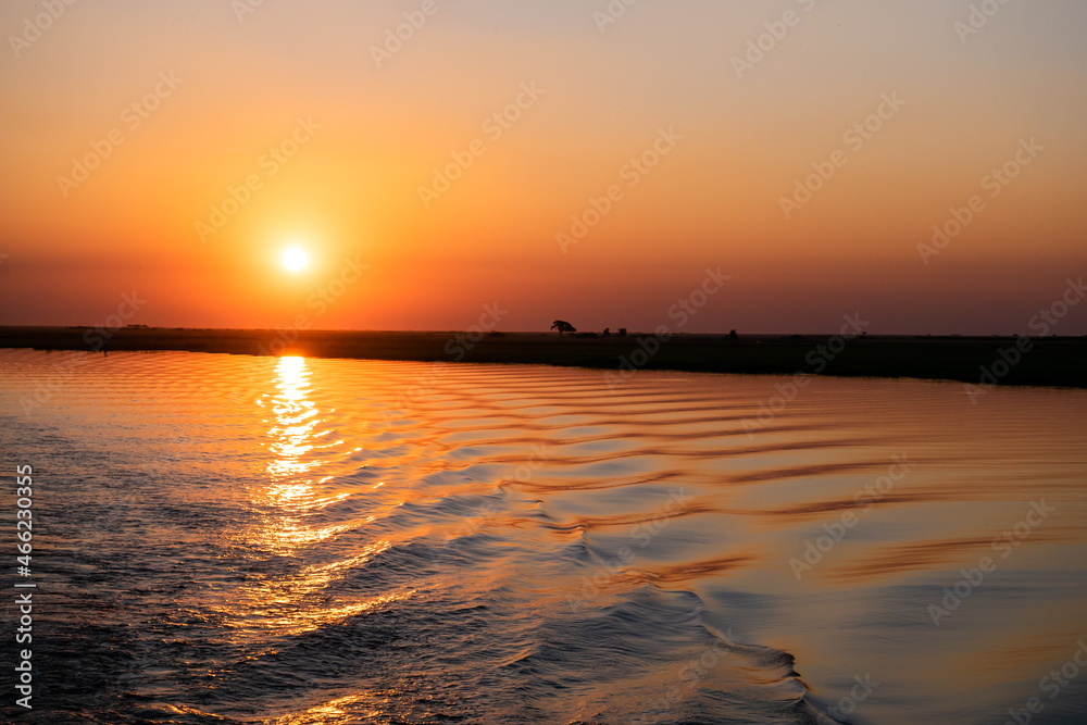 チョベリバークルーズからの夕陽と川面のさざ波