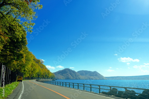 支笏湖に続く道の美しい紅葉