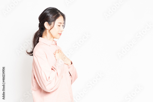 Konstfotografi 胸に手を当てる女性