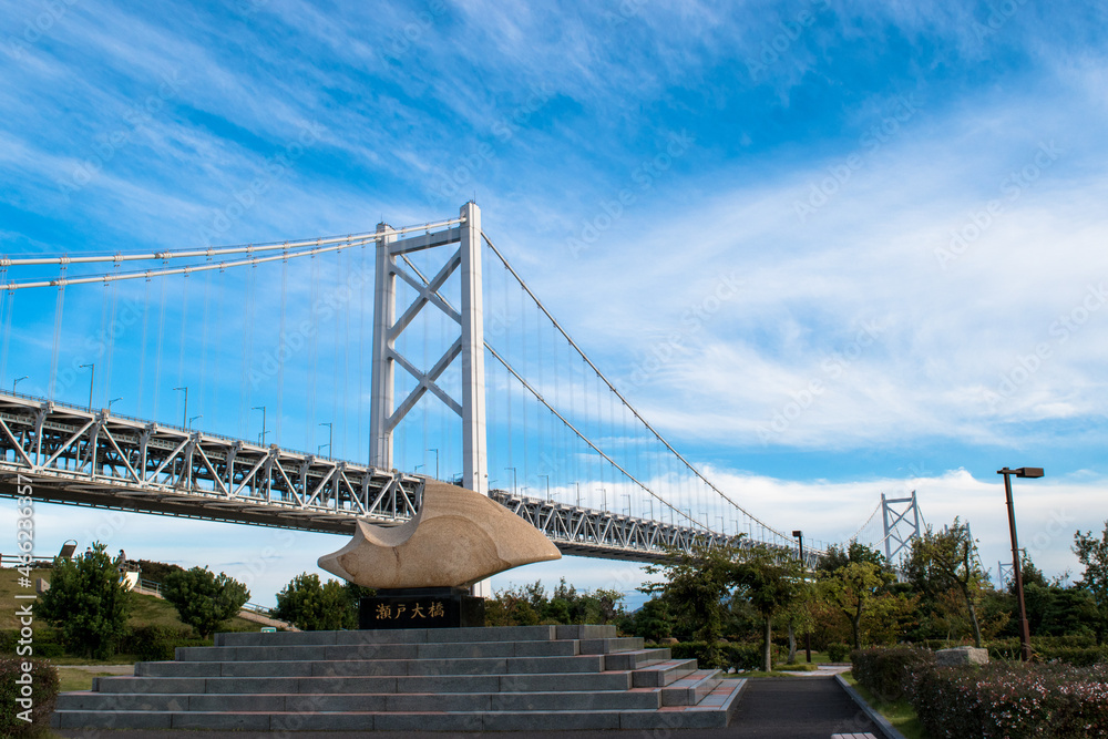 瀬戸大橋と与島の記念碑