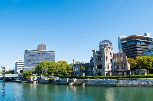 原爆ドームと本川（旧太田川）にかかる相生橋