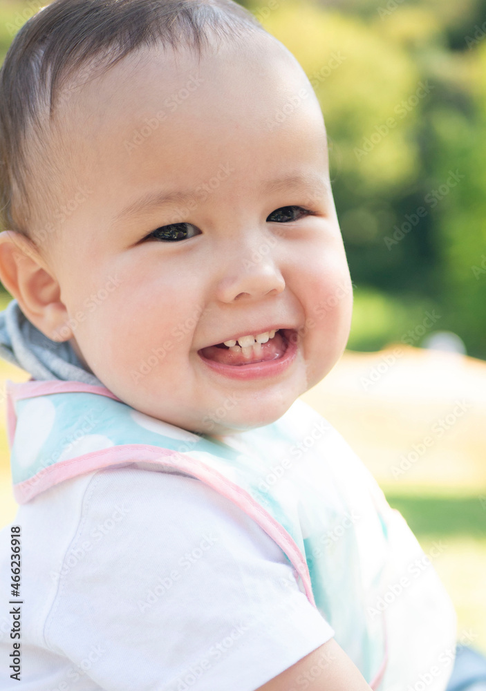 公園で歯を見せて笑うハーフの赤ちゃん Stock Foto Adobe Stock 公園で歯を見せて笑うハーフの赤ちゃん Stock Foto Adobe Stock